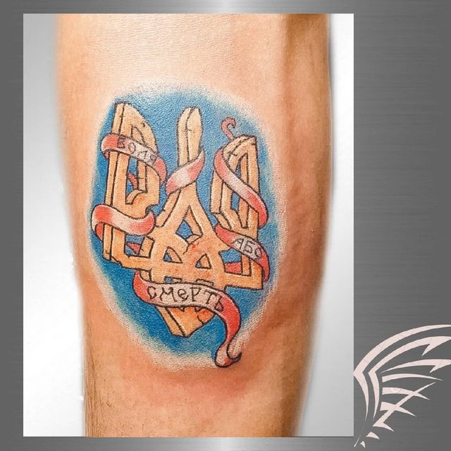 Герби, вишиванки та карти України: патріотичні татуювання для українців – приклади з фото - фото 500759