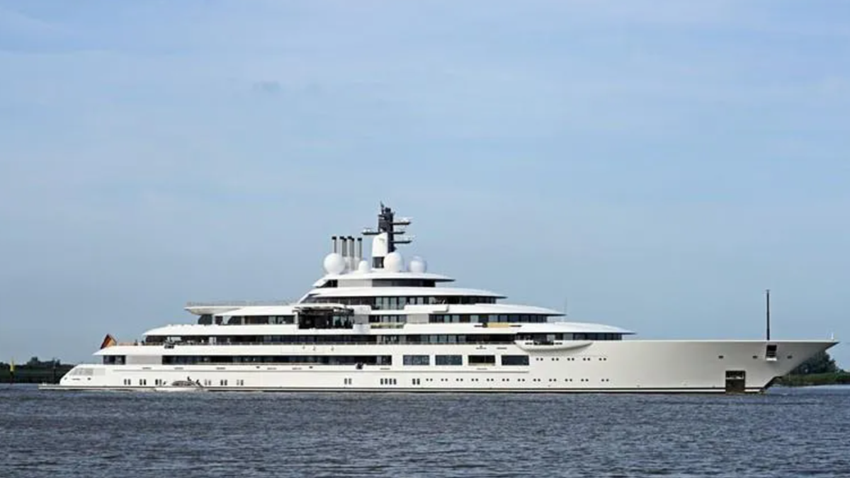 Як виглядає ймовірна яхта Путіна, яка ще досі не під санкціями