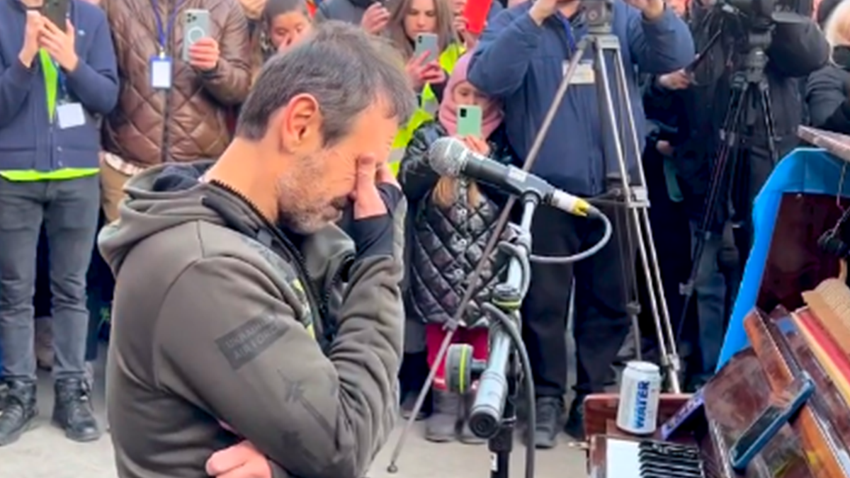 "Не твоя війна": Вакарчук заспівав свій хіт біля львівського вокзалу та просльозився