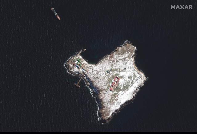 З'явилися перші знімки острова Зміїний після російського вторгнення - фото 500837