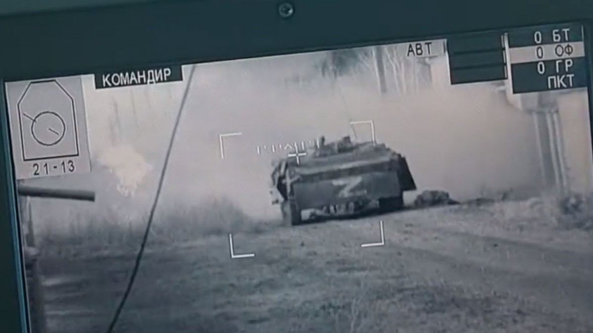 Біля Маріуполя український БТР-4 самотужки знищив ворожий танк та бронемашину: відео - фото 1