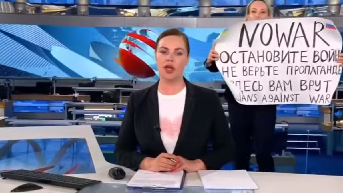 Редакторка російського каналу закликала зупинити війну, зірвавши прямий ефір: відео - фото 1