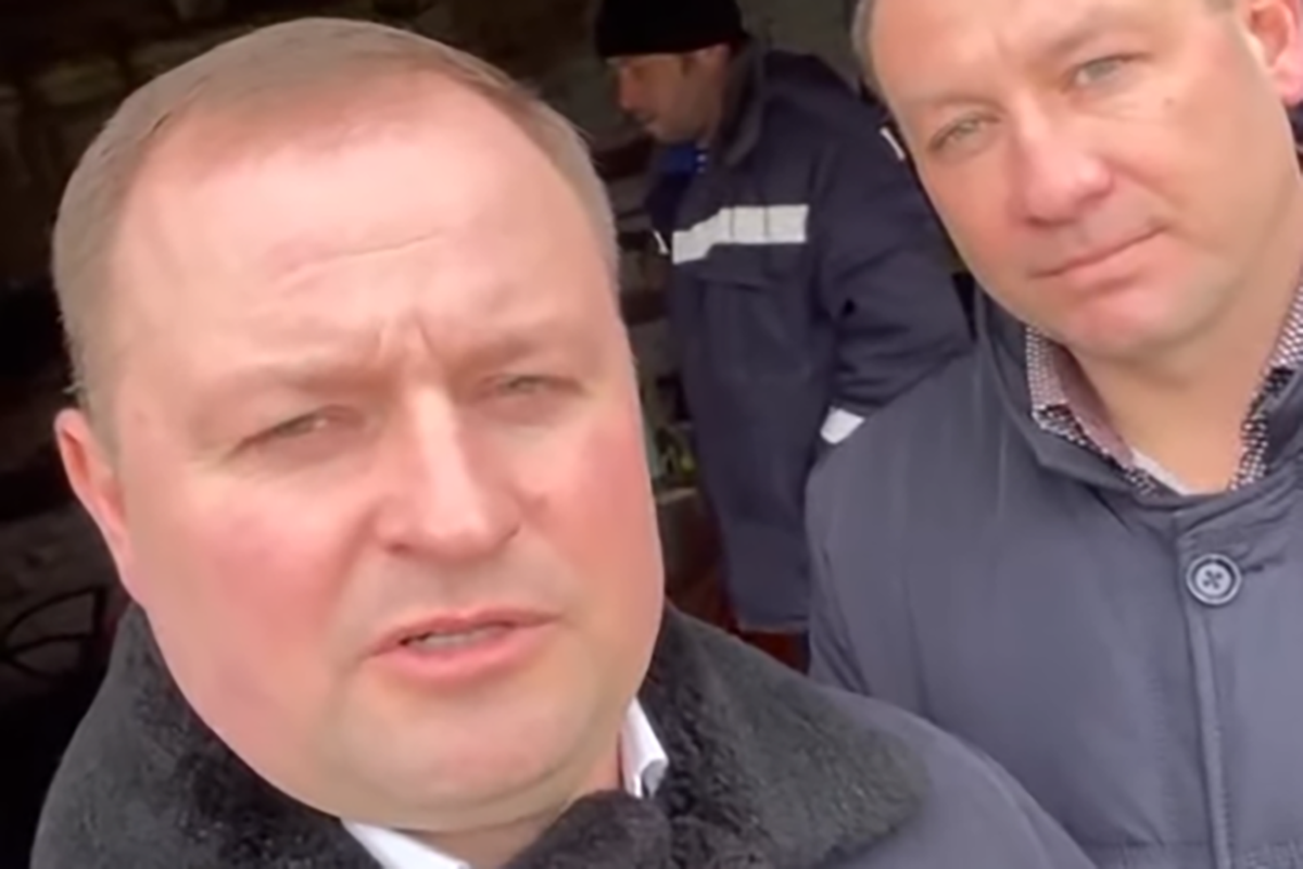 Мер російського міста запросив безробітних блогерів працювати прибиральниками