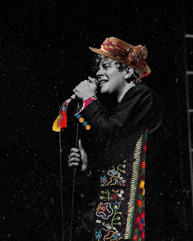 Мисткиня робить круті колажі з зірками, які підтримують Україну у протистоянні Росії - фото 501022