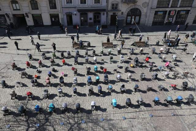 У Львові виставили порожні дитячі візочки як символ життів 109 дітей, вбитих росіянами- фото 501136