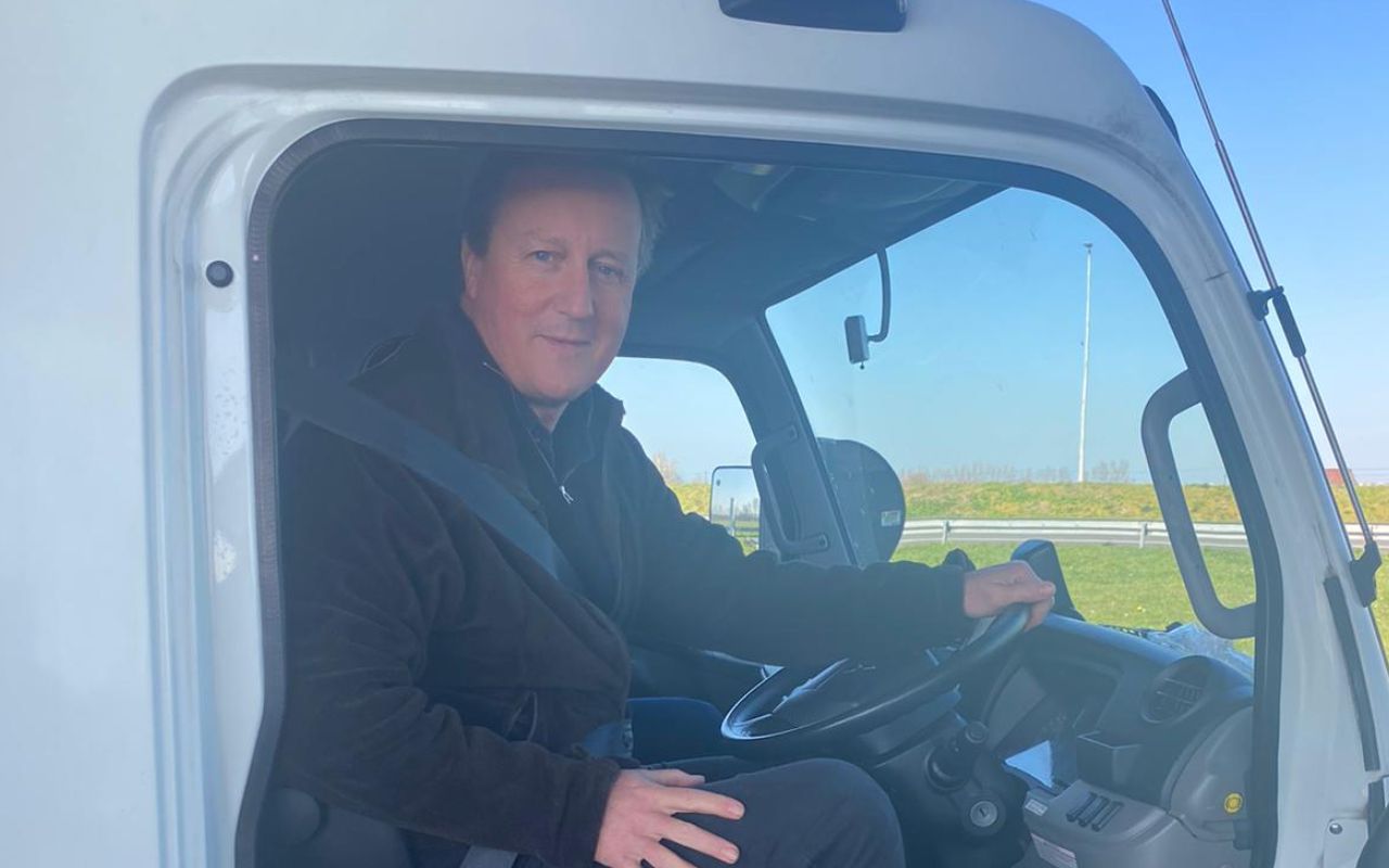 Колишній прем'єр Британії сів за кермо вантажівки, щоб довезти гуманітарку для українців