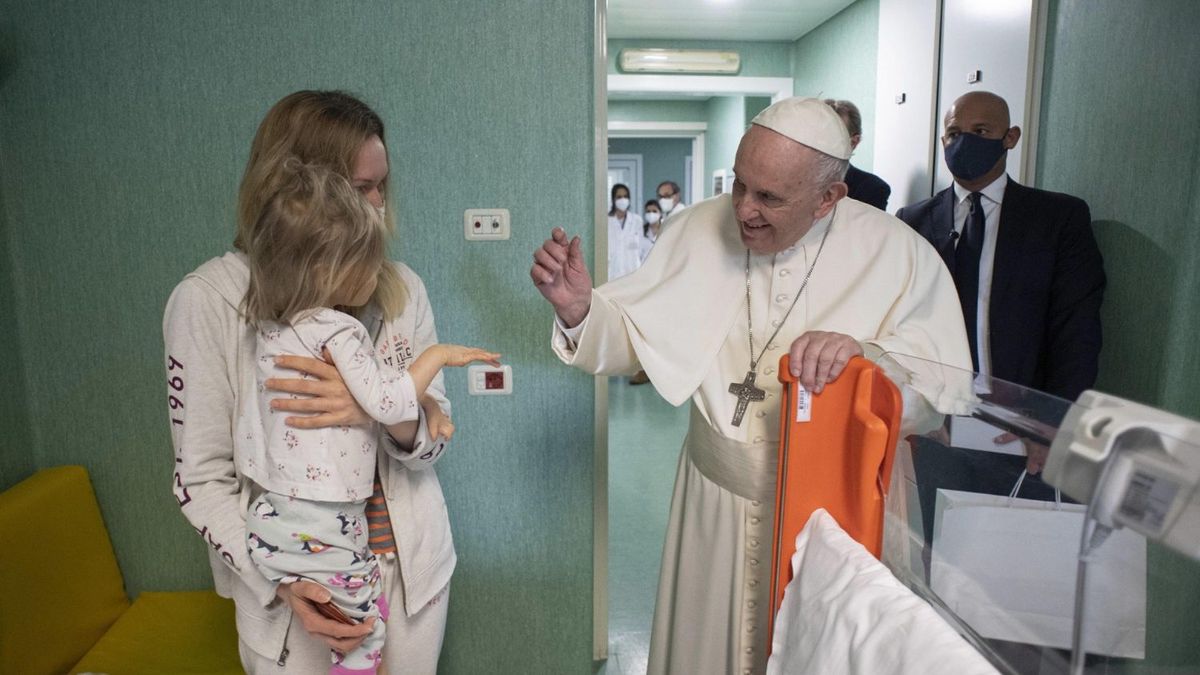 Папа Римський відвідав українських дітей у лікарні - фото 1
