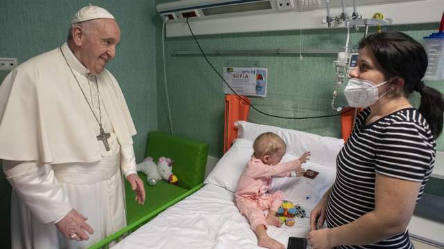 Папа Римський відвідав українських дітей у лікарні Рима - фото 501297