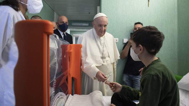Папа Римський відвідав українських дітей у лікарні Рима - фото 501298