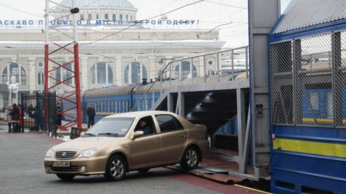 Евакуація машини поїздом: в Україні почали курсувати вагони-автомобілевози - фото 1