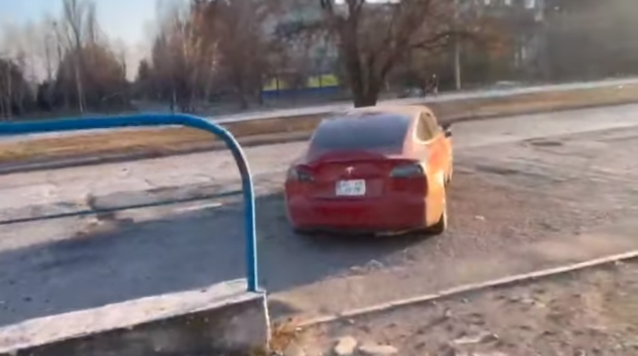 Як тобі таке, Ілоне Маск: в обстріляному Маріуполі помітили майже цілу Tesla Model 3