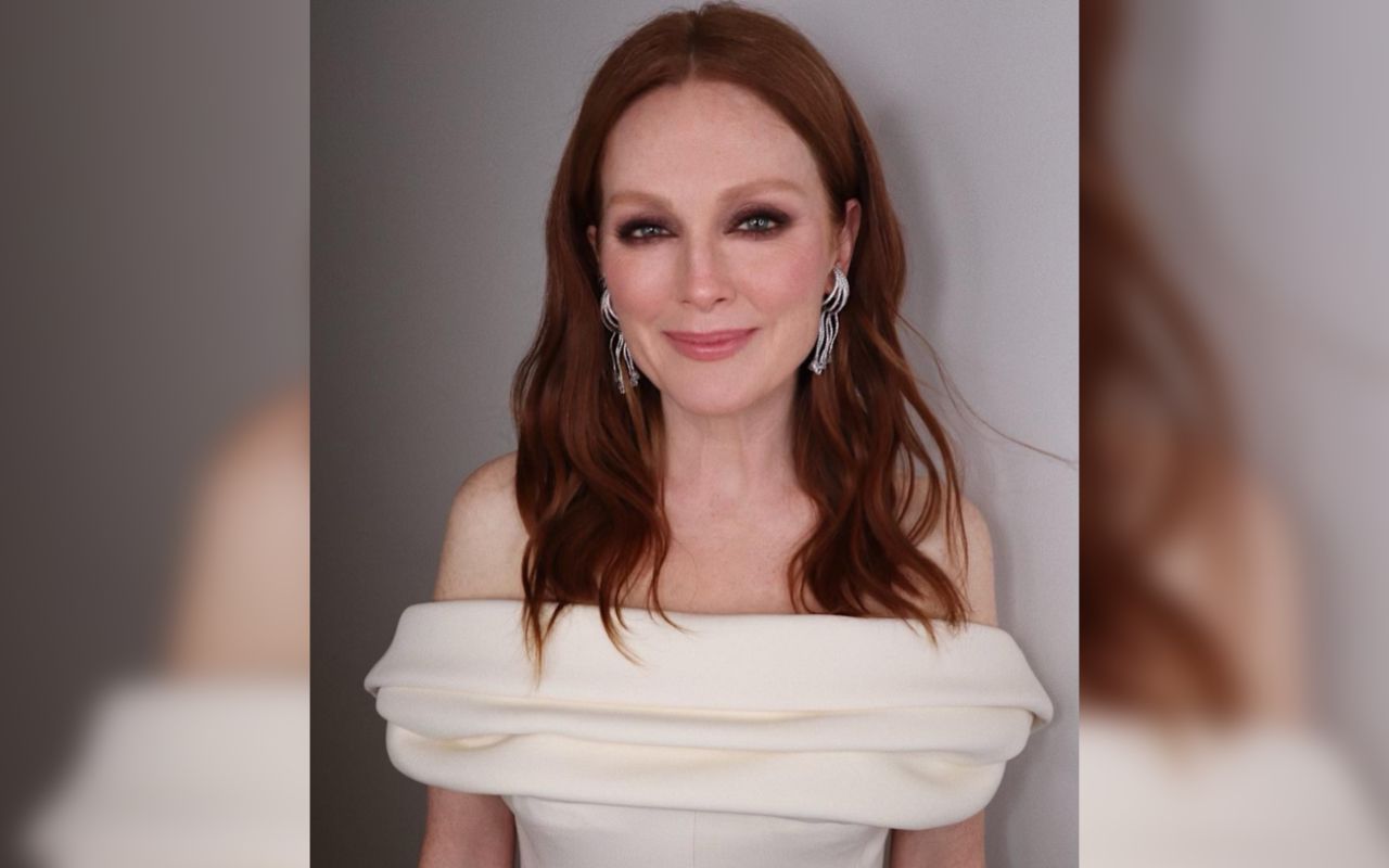 Джуліанна Мур випустила синьо-жовті шапочки: кошти з їх продажу підуть українцям