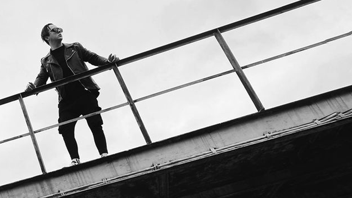 MELOVIN проникливо виконав гімн України перед головним вокзалом Львова: відео виступу