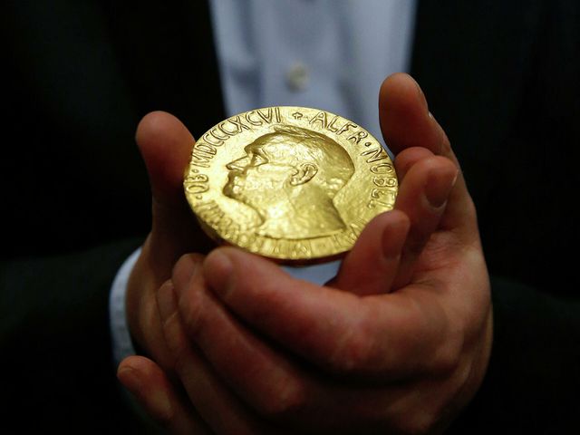 Лауреат Нобелівської премії миру виставив свою нагороду на торги, щоб допомогти Україні- фото 501460