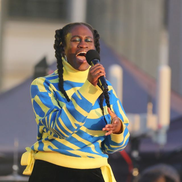 Переможниця Голосу Німеччини виступила у синьо-жовтому светрі під час музичного мітингу - фото 501483