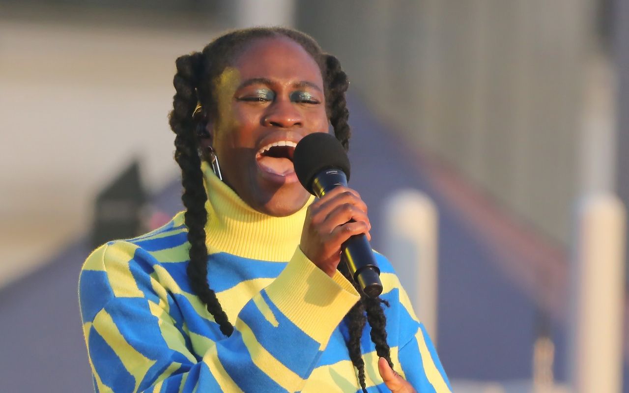 Переможниця Голосу Німеччини виступила у синьо-жовтому светрі під час музичного мітингу