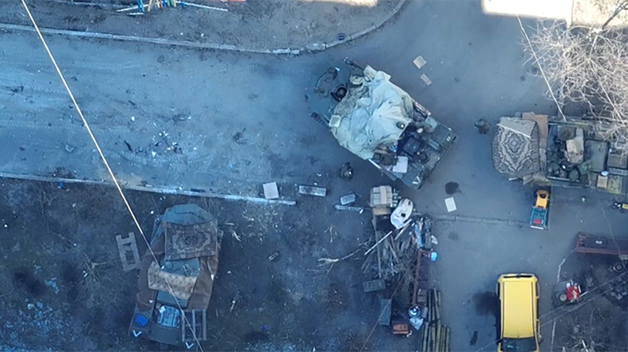 Здичавілі: на Київщині російські окупанти крадуть килими у людей – відео