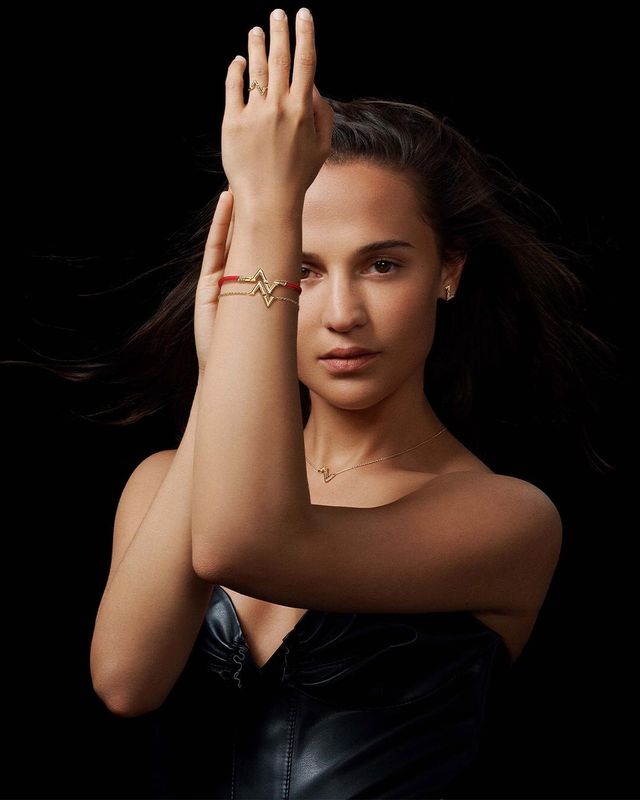 Louis Vuitton представили аксесуари з символами 'V' та 'Z' - фото 501548