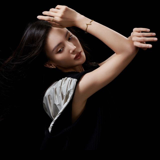 Louis Vuitton представили аксесуари з символами 'V' та 'Z' - фото 501550