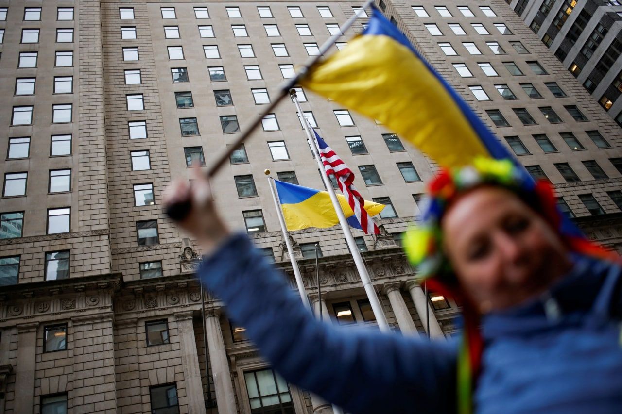 У центрі Нью-Йорка підняли прапор України, який висітиме до нашої перемоги