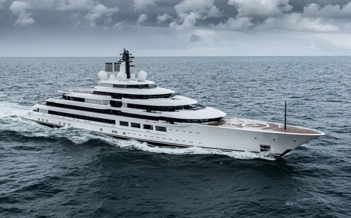 Театр, лікарня і танцпол-басейн: у мережі показали, як виглядає суперяхта Путіна зсередини