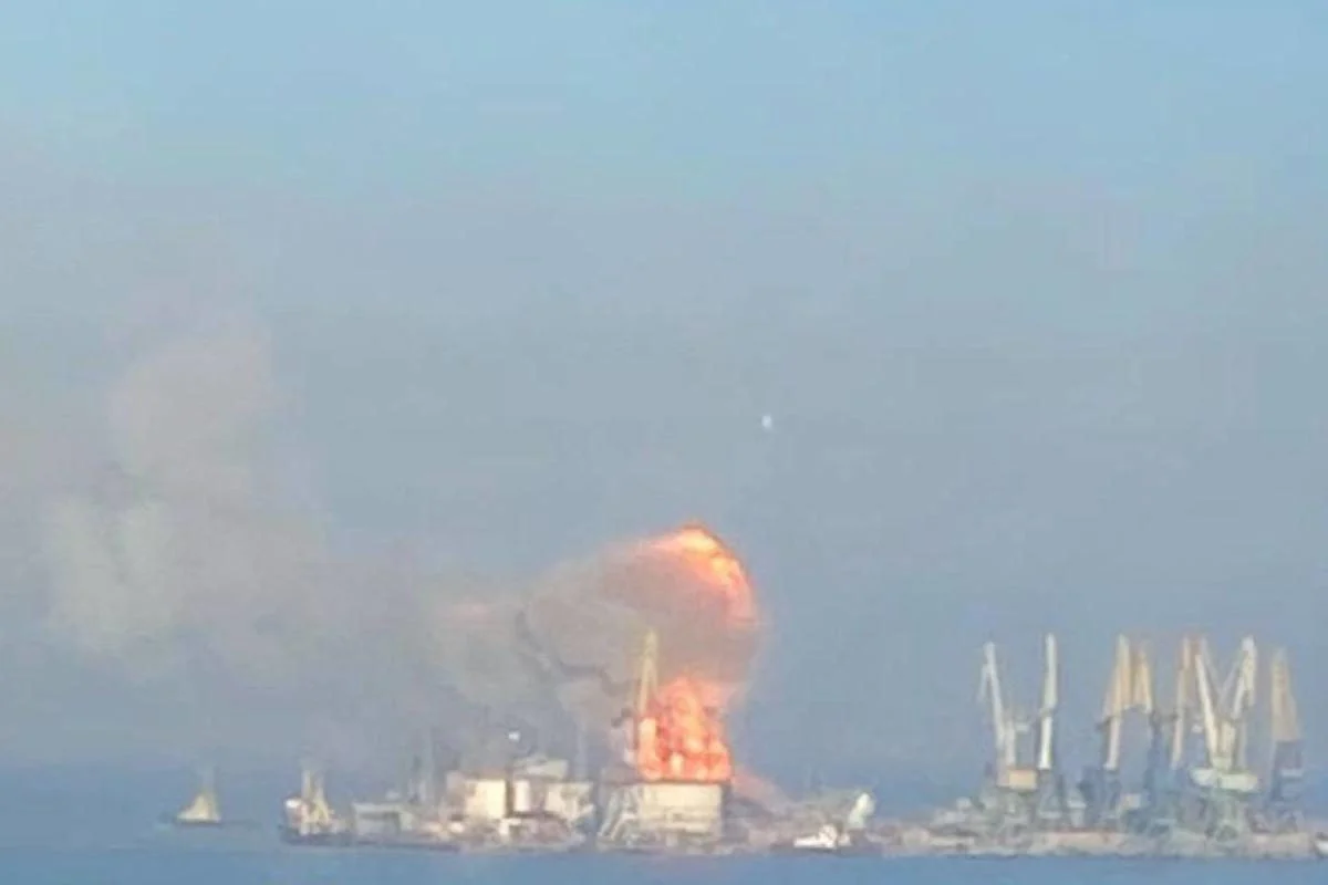 Дивіться, як палають тонни палива та боєприпасів РФ на знищеному ЗСУ великому кораблі