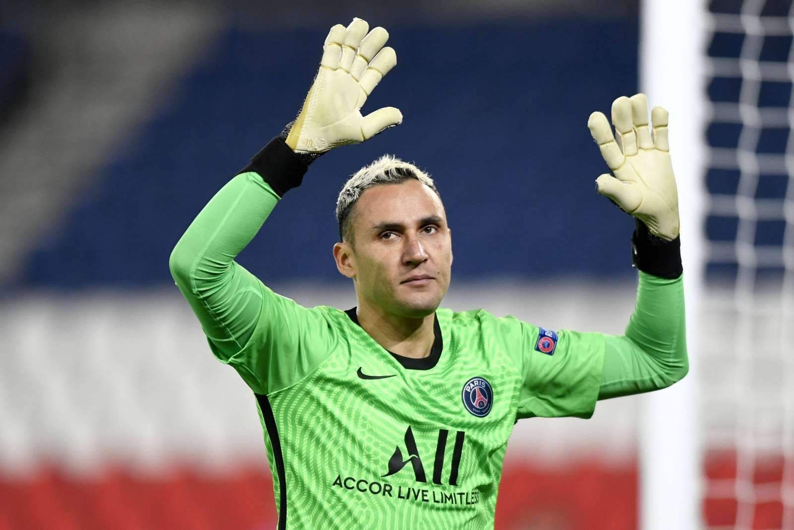 Воротар ПСЖ Кейлор Навас поселив у себе вдома в Іспанії 30 українців