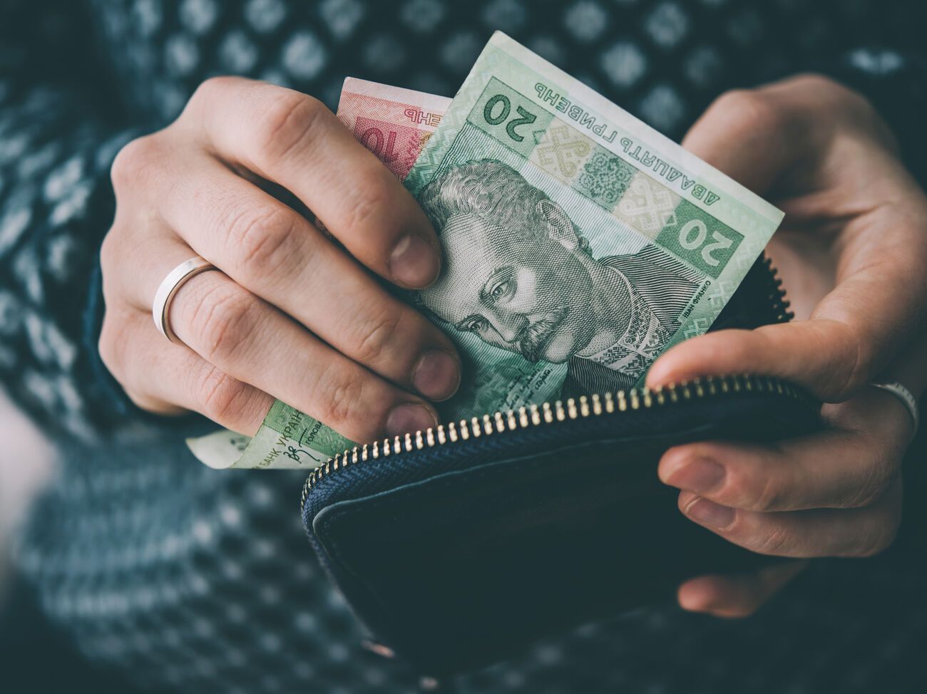 Внутрішньо переміщеним особам виплачуватимуть допомогу від держави: як отримати