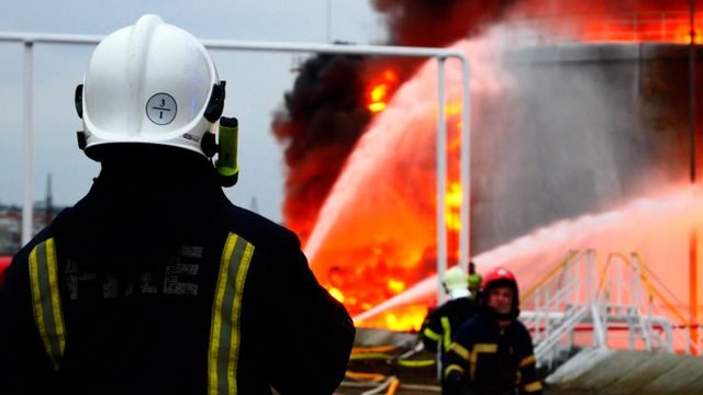 У ДСНС показали на фото та відео наслідки ракетного обстрілу львівської нафтобази - фото 501939