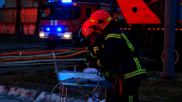 У ДСНС показали на фото та відео наслідки ракетного обстрілу львівської нафтобази - фото 501942