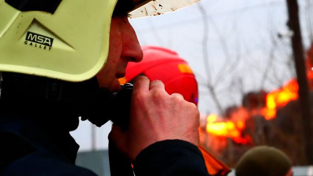 У ДСНС показали на фото та відео наслідки ракетного обстрілу львівської нафтобази - фото 501943