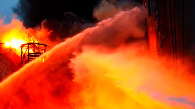 У ДСНС показали на фото та відео наслідки ракетного обстрілу львівської нафтобази - фото 501947