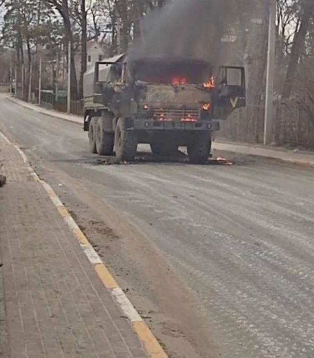 Жителі Київщини кинули у вантажівку окупантів коктейлем Молотова та спалили машину - фото 501953