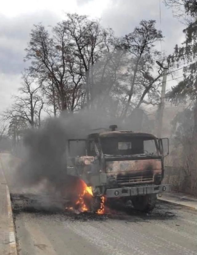Жителі Київщини кинули у вантажівку окупантів коктейлем Молотова та спалили машину - фото 501954