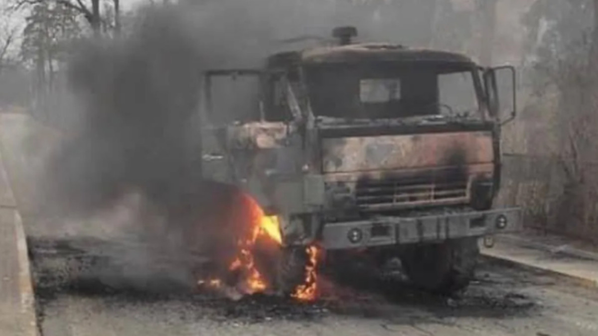 Жителі Київщини кинули у вантажівку окупантів коктейлем Молотова та спалили машину - фото 1