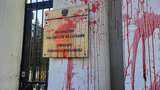 "Геть фашизм": посольство Росії у Варшаві облили червоною фарбою