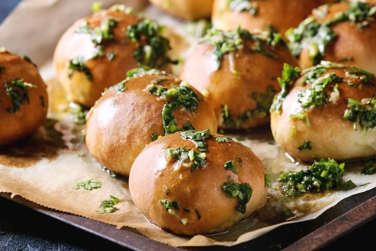 Джеймі Олівер приготував пампушки з часником і закликав допомагати Україні