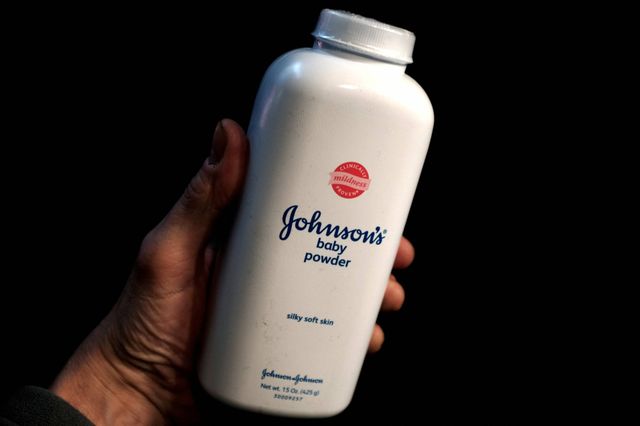 Johnson & Johnson нарешті припиняє постачання засобів особистої гігієни до РФ- фото 502119