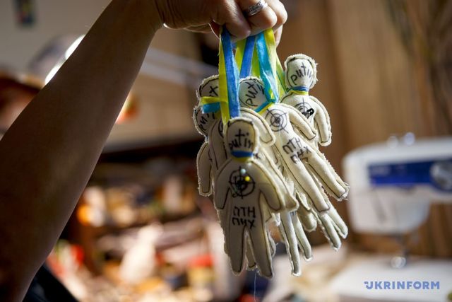 Майстриня з Ужгорода шиє ляльки вуду на Путіна: кошти від продажу підуть на ЗСУ - фото 502131