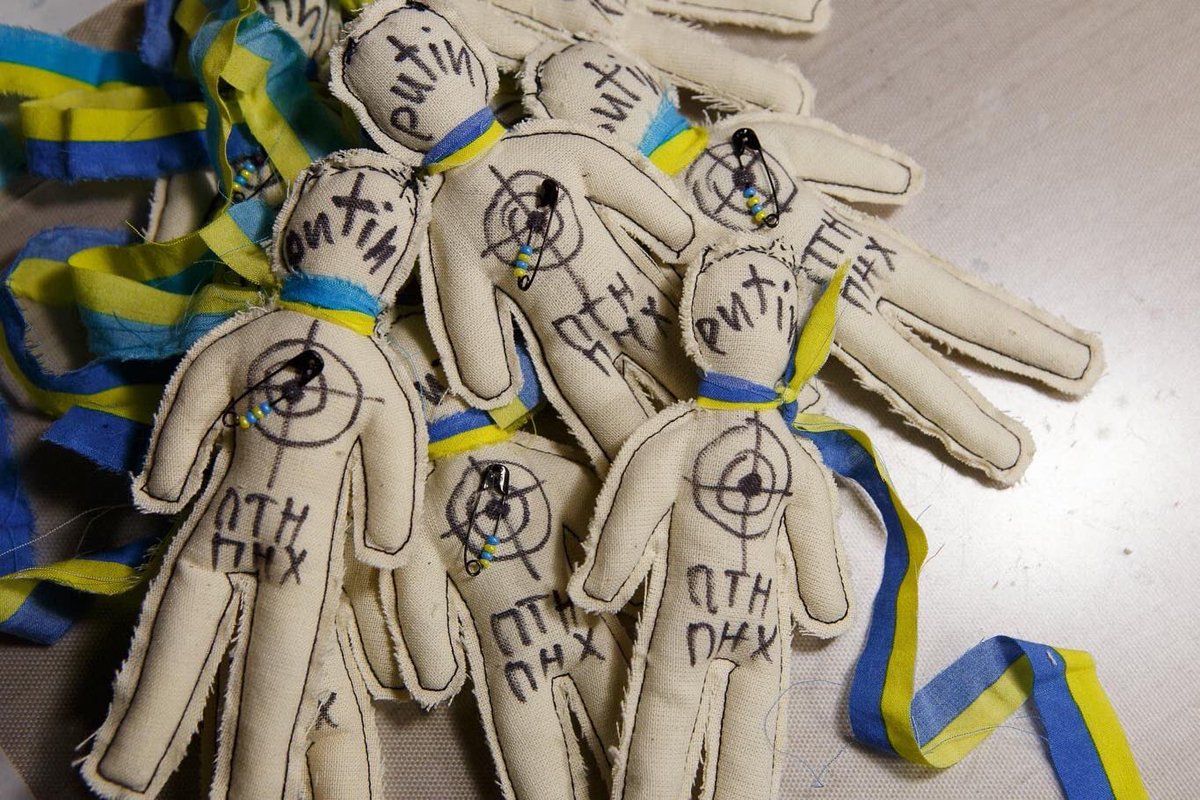 Майстриня з Ужгорода шиє ляльки вуду на Путіна: кошти від продажу підуть на ЗСУ