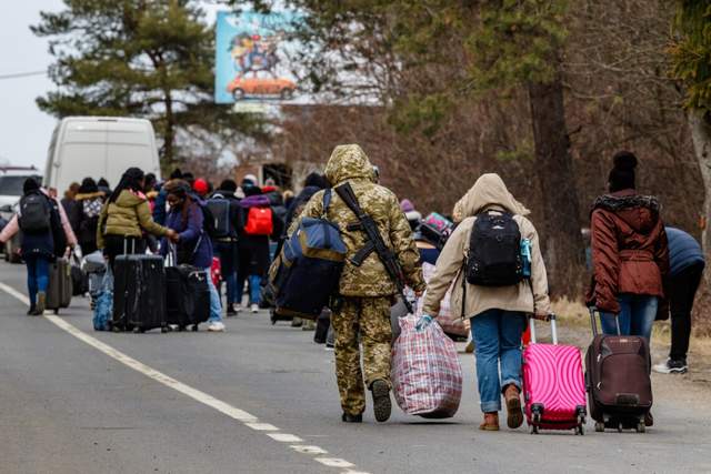 Скільки жителів України покинули свої домівки через війну: свіжі дані - фото 502141