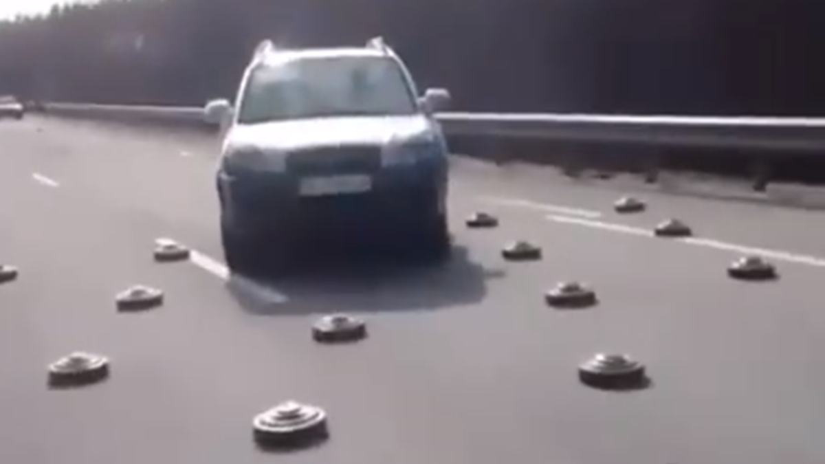 Дивіться, як українські водії проїжджаються заміновану дорогу біля Бородянки