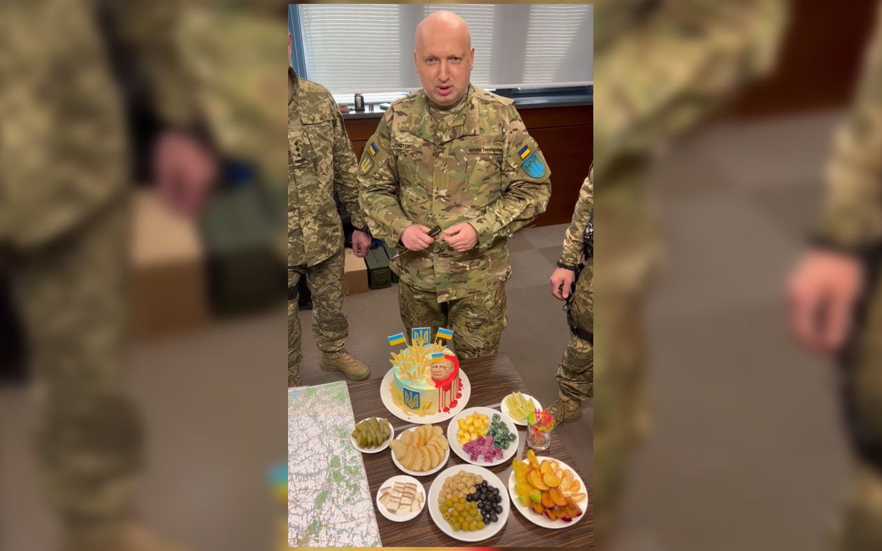 Турчинову на день народження подарували торт з головою Путіна