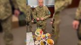 Турчинову на день народження подарували торт з головою Путіна