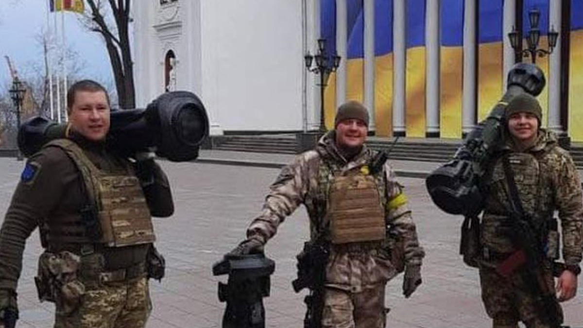 Міністр оборони Великобританії поставив на заставку в Twitter фото українських бійців - фото 1