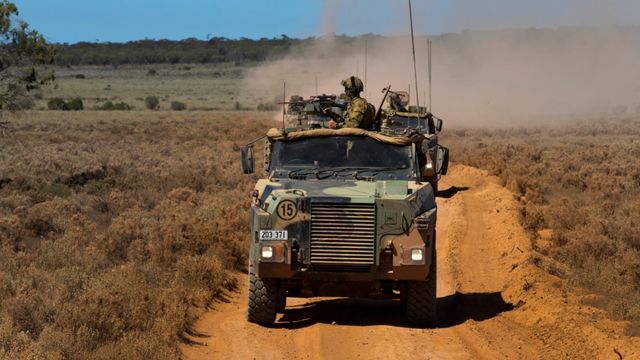 Австралія надасть Україні свої бронетранспортери Bushmaster: як виглядає техніка - фото 502314