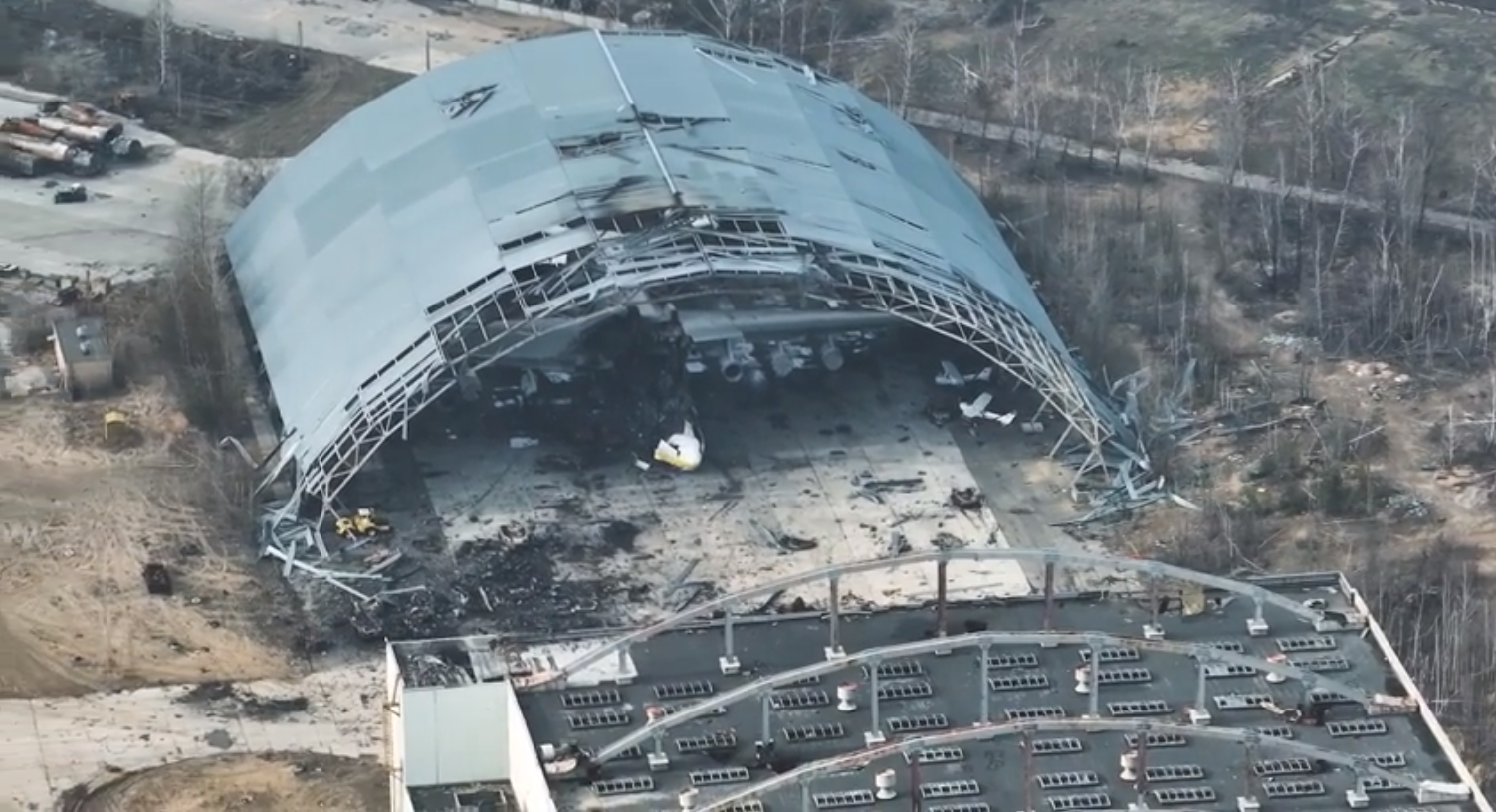 Для майбутньої хроніки: документалісти зняли з дрона Гостомель та спалену "Мрію" в ангарі - фото 1