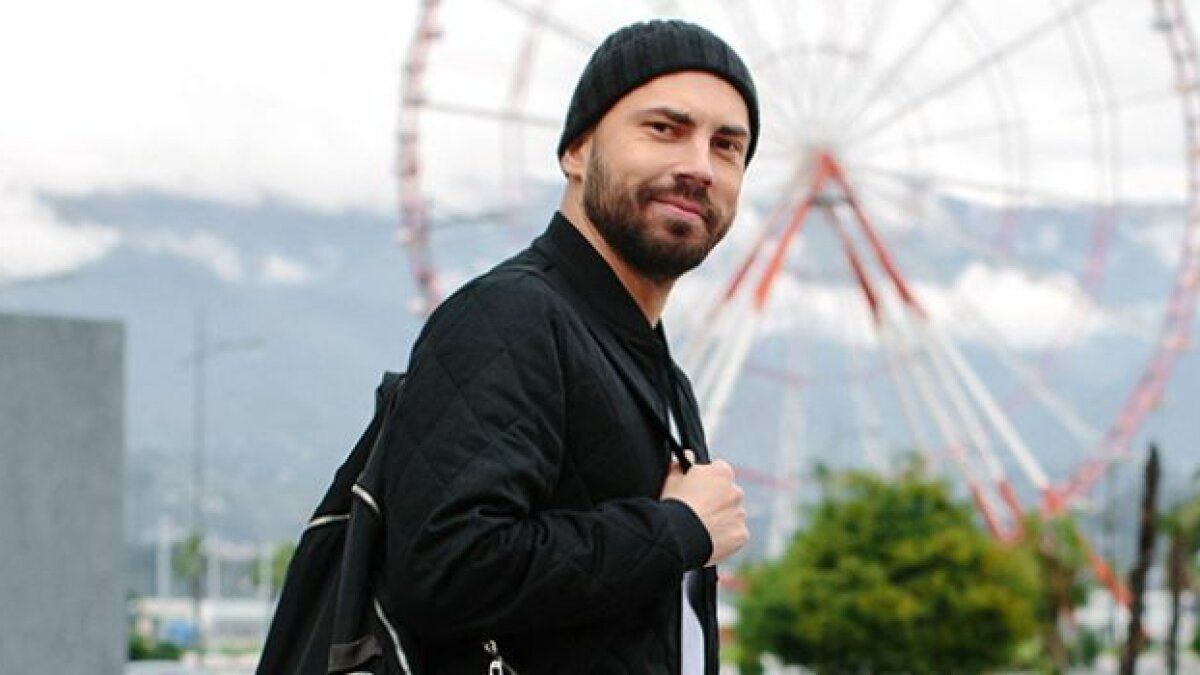 Телеведучий Андрій Бедняков опублікував щемливе відео та прочитав вірш про Маріуполь