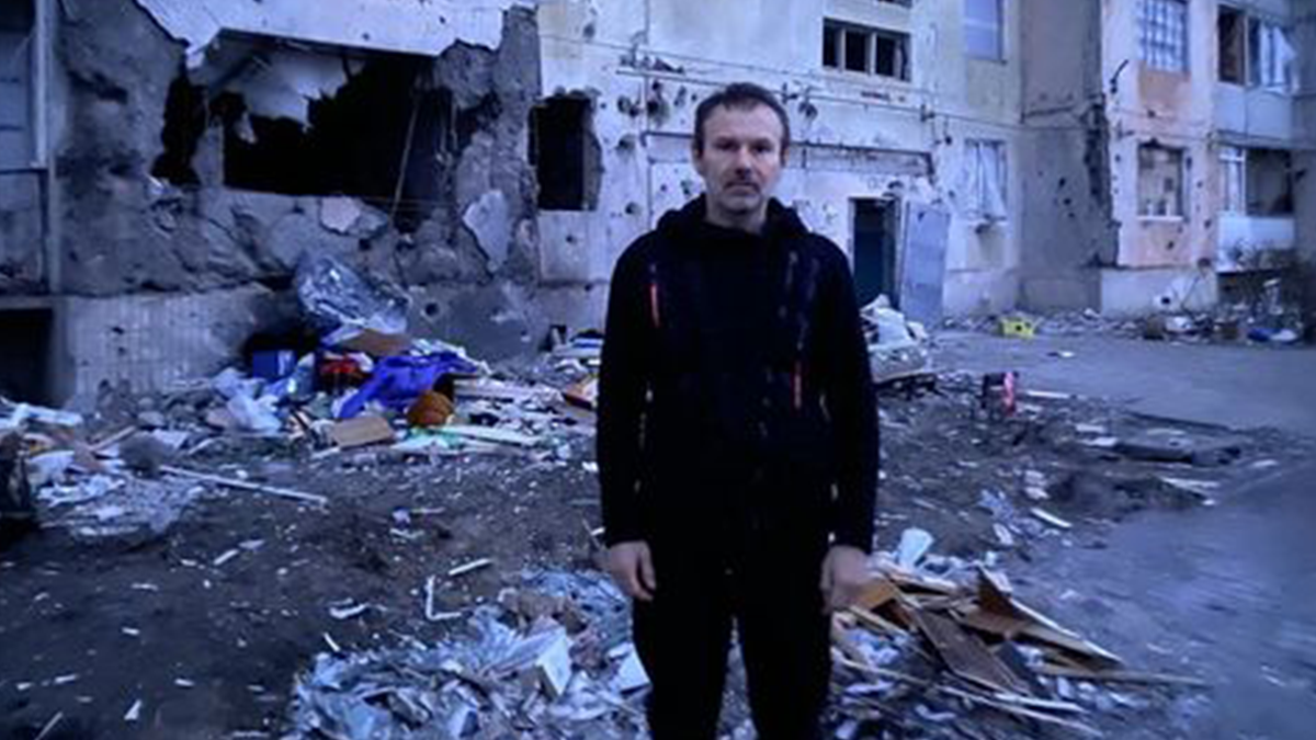 Святослав Вакарчук заспівав для жінок у лікарні Миколаєва: відео