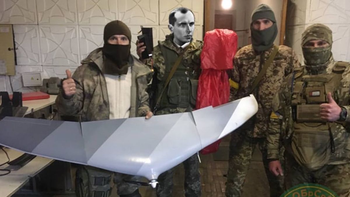 Бійці ЗСУ голими руками впіймали російський безпілотник: фотофакт - фото 1
